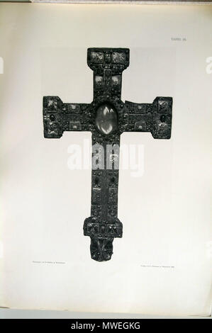 . Deutsch: Tafel 15 von Georg Humanns „Die Kunstwerke der Münsterkirche zu Essen“: Vortragekreuz IV (sog. Theophanukreuz) (11. Jahrhundert) . 1904 (Scan: 29.7.2006). Georg Humann (1847-1932) 287 Humann Tafel 15 Stock Photo