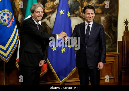 Rome, Italy. 01st June, 2018. New Italian Prime Minister Giuseppe Conte (R) receives a silver bell from former Prime Minister Paolo Gentiloni during the bell ceremony, to signify the start of the first cabinet meeting of newly appointed Italian Government, at the Chigi Palace in Rome, Italy on June 01, 2018. Credit: Giuseppe Ciccia/Pacific Press/Alamy Live News Stock Photo
