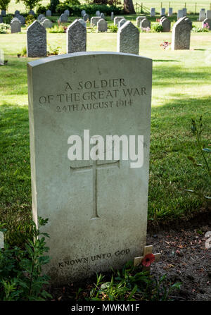 Grave of unidentified British soldier in St Symphorien  Military Cemetery, near Mons Stock Photo