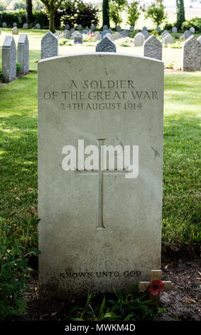 Grave of unidentified British soldier in St Symphorien  Military Cemetery, near Mons Stock Photo