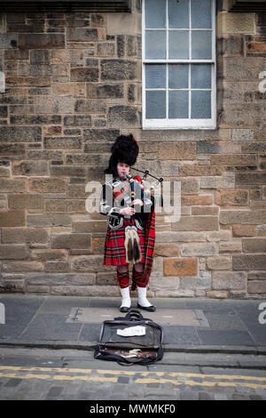 A statue of Greyfriars Bobby outside the Greyfriars Public House in Edinburgh, Scotland. Bobby was a Skye Terrier who supposedly spent 14 years guardi Stock Photo