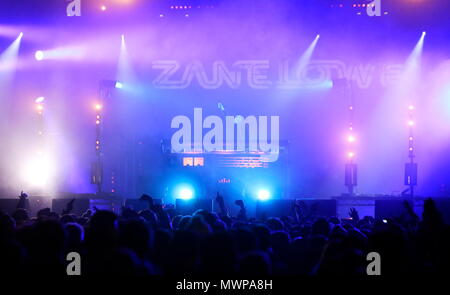 UK Entertainment - Relentless Freeze Festival, Zane Lowe DJ delights the crowd at the main stage at the annual Ski and Snowboard festival at Battersea Power Station, London. 28 October 2011 Stock Photo