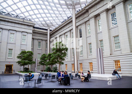 Washington DC,National Portrait Gallery,Donald W,Reynolds Center for American Art & Portraiture,Kogod Courtyard,skylight,glass canopy,table,woman fema Stock Photo