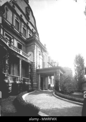 . English: Leipzig, Kaiserin-Augusta-Strasse 19 (now Richard-Lehmann-Strasse), property driveway, about 1920; the house built 1910/11 by Otto Paul Burghardt was two brothers Philipp, owners of the Fritz Schulz jun. AG. Deutsch: Leipzig, Kaiserin-Augusta-Straße 19 (heute Richard-Lehmann-Straße), Grundstücksauffahrt, um 1920; das 1910/11 von Otto Paul Burghardt erbaute Haus gehörte den Gebrüdern Philipp, Eigentümer der Fritz Schulz jun. AG. circa 1920. Atelier Hermann Walter (Photo: Bernhard Müller [† 1930] or Karl Walter [† 11 October 1940]) 366 Leipzig Kaiserin-Augusta-Strasse 19 driveway Stock Photo