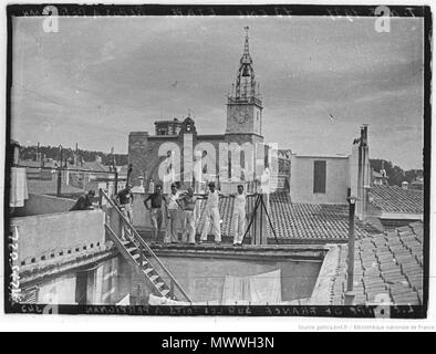 . Français : Tour de France 1937 jour de repos à Perpignan le 15 juillet : sur le pont du Castillet à Perpignan, entourés du public, le maillot jaune Sylvère Maes (à g) Gustaaf Danneels et jules Lowie (à dr, les 3 équipe de Belgique) . 15 July 1937. Agence de presse Meurisse. Agence photographique présumée 612 Tour de France, Perpignan,1937 (1) Stock Photo