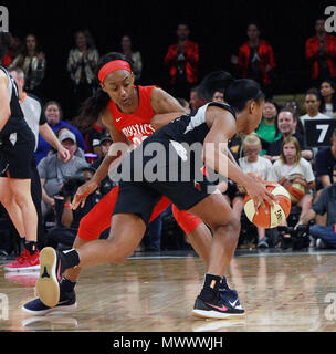 Las Vegas, Nevada, USA. 2nd June, 2018. Lindsay Allen # 15 of the Las Vegas Aces handles the ball during the Las Vegas Aces first WNBA win on June 1, 2018 at the Mandalay Bay Events Center in Las Vegas, Nevada. Credit: Marcel Thomas/ZUMA Wire/Alamy Live News Stock Photo