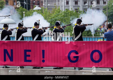 ASICS Stockholm (STHLM) Marathon 2018. The musketeers of the Royal Lifeguards Infantry of Sweden, spout smoke by firing blank gunshots, as an old-fashioned alternative to start timing the race. On your marks, get set, Go ! Stockholm, Sweden. 2nd June 2018. Credit: BasilT/Alamy Live News Stock Photo