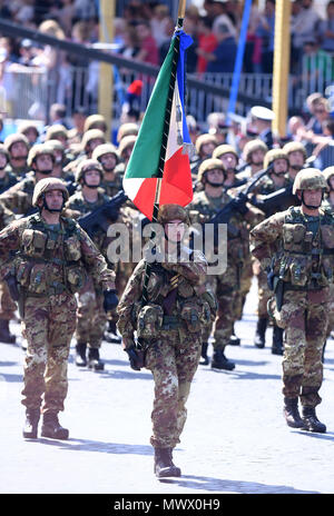 Rome, Italy. 2nd June, 2018. Italian Army troops march during the ceremony marking the Republic Day in Rome, Italy, on June 2, 2018. Credit: Alberto Lingria/Xinhua/Alamy Live News Stock Photo