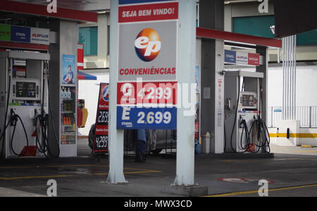São Paulo, Brazil. 2nd June 2018. Some stations in eastern SP decided to reduce fuel prices. Saturday (02). (Photo: Bruno Amaral/Fotoarena) Credit: Foto Arena LTDA/Alamy Live News Stock Photo