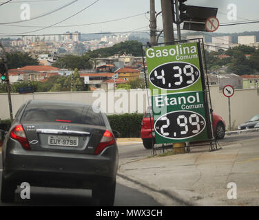 São Paulo, Brazil. 2nd June 2018. Some stations in eastern SP decided to reduce fuel prices. Saturday (02). (Photo: Bruno Amaral/Fotoarena) Credit: Foto Arena LTDA/Alamy Live News Stock Photo