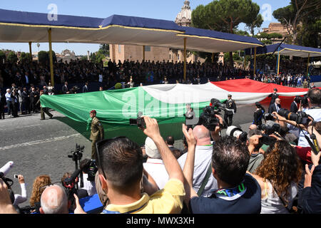 Rome, Italy. 2nd June 2018. Italian Republic Holiday Altar tribune authority the tricolor Credit: Giuseppe Andidero/Alamy Live News Stock Photo