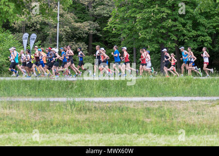 Stockhom, Sweden. 2nd June 2018. Runners in lush surroundings during the Stockholm Marathon 2018 in very hot conditions. Credit: Stefan Holm/Alamy Live News Stock Photo