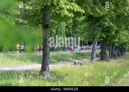 Stockhom, Sweden. 2nd June 2018. Runners in lush surroundings during the Stockholm Marathon 2018 in very hot conditions. Credit: Stefan Holm/Alamy Live News Stock Photo