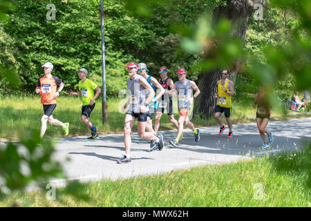 Stockhom, Sweden. 2nd June 2018. Runners in lush surroundings during the Stockholm Marathon 2018 in very hot conditions. Credit: Stefan Holm/Alamy Live News Stock Photo