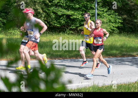 Stockhom, Sweden. 2nd June 2018. Runners in lush surroundings during the Stockholm Marathon 2018 in very hot conditions. Credit: Stefan Holm/Alamy Live News Stock Photo