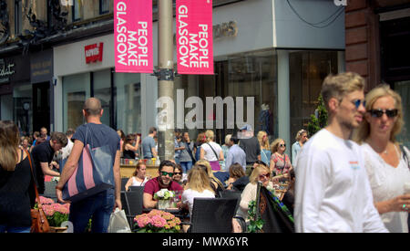 Glasgow, Scotland, UK 2nd June 2018. UK Weather: people make glasgow Sunny Summer weather before  predictions of rain as the city lets locals and tourists enjoy taps aff  summer weather. Gerard Ferry/Alamy news Stock Photo