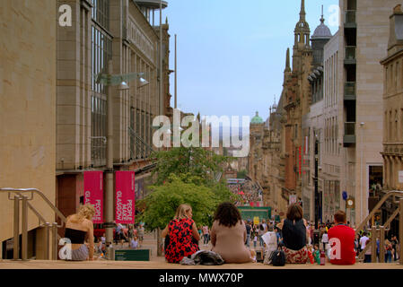 Glasgow, Scotland, UK 2nd June 2018. UK Weather: people make glasgow Sunny Summer weather before  predictions of rain as the city lets locals and tourists enjoy taps aff  summer weather. Gerard Ferry/Alamy news Stock Photo