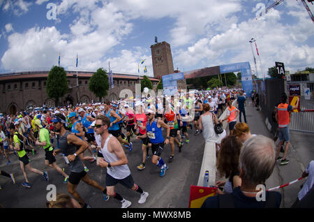 Stockholm, Sweden - 2 June 2018. The start of the 40th Stockholm marathon 2018 in very hot conditions. Credit: Jari Juntunen/Alamy Live News Stock Photo
