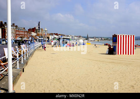 Weymouth, Dorset, UK. May 18, 2018.  Holidaymakers enjoying the beach and promenade on a May morning at Weymouth in Dorset,UK. Stock Photo