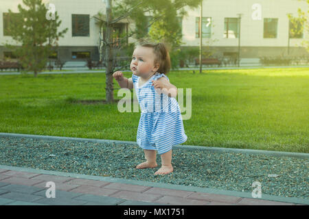 flat foot baby walking