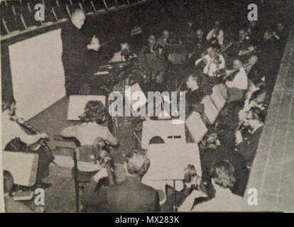 . English: Tehran Opera Orchestra in 1972. Guest conductor: Alberto Erede. The photo has been originally published in the Persian-language monthly Majaleh-ye Musighi (April 1972) . 22 April 1972, 01:03:15. Persian Ministry of Culture and Arts 589 Tehran Opera Orchestra 1972 Stock Photo