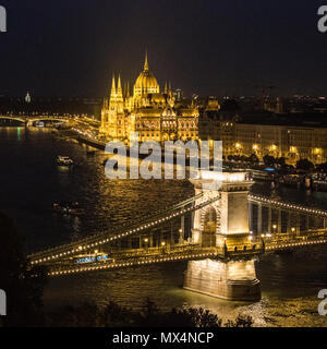'Szechenyi Chain Bridge' Suspension Bridge spanning the River Danube with the Hungarian Parliament building behind, Budapest, Hungary. Stock Photo
