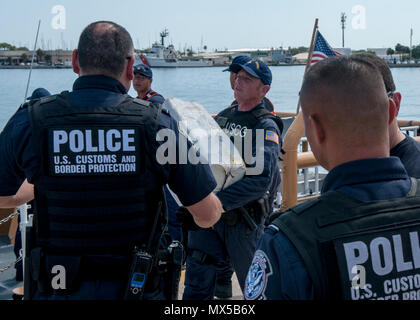 Crew members from Coast Guard Cutter Tarpon, an 87-foot Coast Patrol Boat homeported in St. Petersburg, Florida, offload 1,735 kilograms of cocaine, an estimated wholesale value of $56 million, and transfer custody of eight suspected drug smugglers to partner federal agencies Wednesday, May 3, 2017 at Coast Guard Sector St. Petersburg, Florida. The contraband and suspected smugglers were interdicted during four separate cases supporting Operation Martillo, a joint interagency and multi-national collaborative effort among 14 Western Hemisphere and European nations to stop the flow of illicit ca Stock Photo