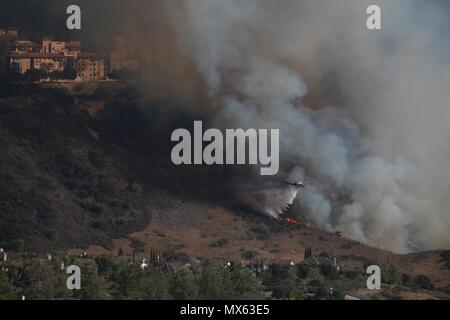 Aliso Viejo, California, USA. 2nd June, 2018. Helicopter drops water as wildfire flames burning vegetation Saturday afternoon, June 2, 2018, in Aliso and Wood Canyons Wilderness Park in Laguna Niguel. The fire is being fought by 200 firefighters, fixed wing aircraft and helicopters, near Laguna beach and the Pacific coast. Crews battle 250-acre brush fire in Wood Canyon, as thousands of evacuations underway in Laguna Beach, Aliso Viejo. Credit: Ruaridh Stewart/ZUMA Wire/Alamy Live News Stock Photo