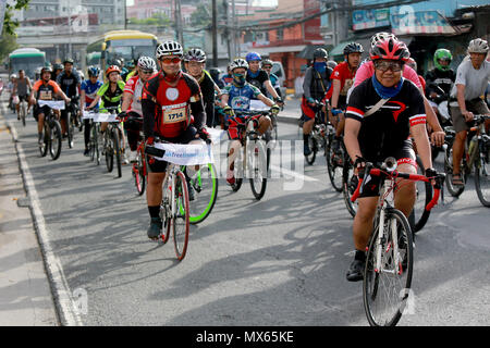 Manila, Philippines. 3rd June, 2018. Members from environmental and bicycle groups ride together during a rally commemorating the 'World Bicycle Day' and 'International Plastic Bag Free Day' in Manila, the Philippines, on June 3, 2018. Credit: Rouelle Umali/Xinhua/Alamy Live News Stock Photo