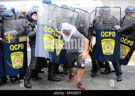 Manila, Philippines. 3rd June, 2018. An assumed activist tries to break the formation of policemen during the annual Philippine National Police Civil Disturbance Management (PNP-CDM) competition in Manila, the Philippines, June 3, 2018. Credit: Rouelle Umali/Xinhua/Alamy Live News Stock Photo