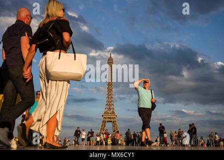 Paris, Ille de France, Paris. 2nd June, 2018. Tourist walk on Trocadero square in front of the Eiffel Tower in Paris, France on 02.06.2018 by Wiktor Dabkowski Credit: Wiktor Dabkowski/ZUMA Wire/Alamy Live News Stock Photo