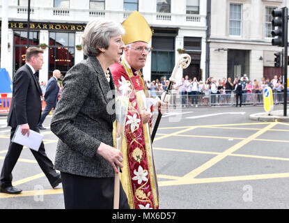 London Bridge, London, UK. 3rd June 2018. The first anniversary of the London Bridge terror attack is commemorated. Theresa May, Dean of Southwark. Credit: Matthew Chattle/Alamy Live News Stock Photo