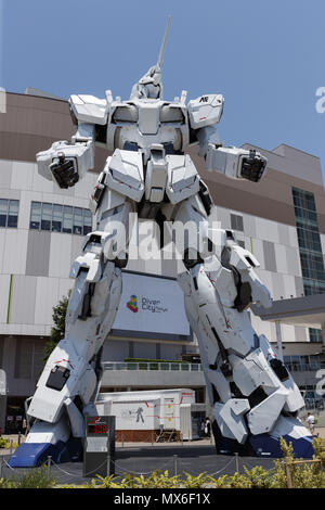 Tokyo, Japan. 3rd June, 2018. A life-sized Unicorn Gundam statue on display outside Odaiba Diver City Tokyo Plaza in Tokyo, Japan. The 19.7m tall robot weighing 49 tons replica from the Mobile Suit Gundam Unicorn series transforms several times during the day from Unicorn mode (with a single horn on its head) to Destroy mode that reveals its hidden pink glow panels. The statue was finished to assemble in September 2017. Credit: Rodrigo Reyes Marin/via ZUMA Wire/ZUMA Wire/Alamy Live News Stock Photo