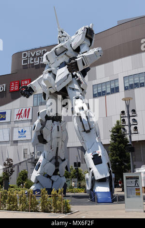 Tokyo, Japan. 3rd June, 2018. A life-sized Unicorn Gundam statue on display outside Odaiba Diver City Tokyo Plaza in Tokyo, Japan. The 19.7m tall robot weighing 49 tons replica from the Mobile Suit Gundam Unicorn series transforms several times during the day from Unicorn mode (with a single horn on its head) to Destroy mode that reveals its hidden pink glow panels. The statue was finished to assemble in September 2017. Credit: Rodrigo Reyes Marin/via ZUMA Wire/ZUMA Wire/Alamy Live News Stock Photo