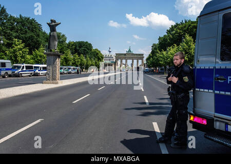 Germany,Berlin-Mitte, 27th May 2018. Police prepare for protest in traffic free      Strasse des 17 Juni  on day of pro and anti AfD protests.         Stock Photo