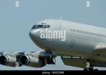 Royal Australian Air Force Boeing 707. 33 Squadron, 33sqn RAAF. Royal International Air Tattoo Fairford 2006 special markings. Castlereagh. Dragon art Stock Photo