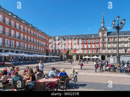 Cafes and restaurants on Plaza Mayor, Madrid, Spain Stock Photo