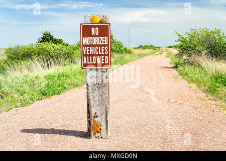 multi-use recreational Cowboy Trail in northern Nebraska with no motorized vehicles sign Stock Photo