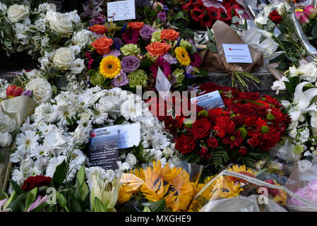 London, Britain. 3rd June, 2018. Flowers are laid to mark the one year anniversary of the deadly London Bridge terrorist attack in London, Britain, on June 3, 2018. Britain's capital fell silent Sunday as London remembered the eight people killed exactly a year ago in a terror attack on London Bridge and the nearby Borough Market. A one-minute silence was held on the bridge as well as across London following a service to honor the victims at Southwark Cathedral. Credit: Stephen Chung/Xinhua/Alamy Live News Stock Photo