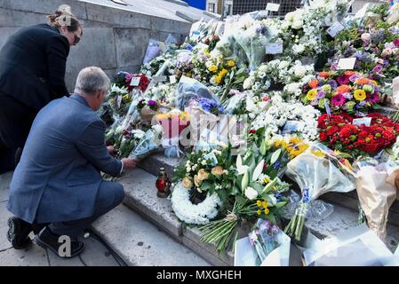 London, Britain. 3rd June, 2018. People lay flowers during a commemoration to mark the one year anniversary of the deadly London Bridge terrorist attack in London, Britain, on June 3, 2018. Britain's capital fell silent Sunday as London remembered the eight people killed exactly a year ago in a terror attack on London Bridge and the nearby Borough Market. A one-minute silence was held on the bridge as well as across London following a service to honor the victims at Southwark Cathedral. Credit: Stephen Chung/Xinhua/Alamy Live News Stock Photo