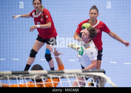 Gummersbach, Deutschland. 02nd June, 2018. Alina GRIJSEELS (GER) kicks off, throws, throw, action, handball European Championship Qualification of Women, Group 6, Germany (GER) - Turkey (TUR) 40:17, on 02.06.2018 in Gummersbach/Germany. | usage worldwide Credit: dpa/Alamy Live News Stock Photo