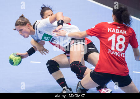 Gummersbach, Deutschland. 02nd June, 2018. Xenia SMITS (l., GER) versus Doene Guel BOZDOGAN (mi., Done Gssl, TUR) and Kabak KEZIBAN (TUR), Action, Fighting for the Ball, Handball Women's European Championship Qualification, Group 6, Germany (GER) - Turkey (TUR) 40:17, on 02.06.2018 in Gummersbach/Germany. | usage worldwide Credit: dpa/Alamy Live News Stock Photo