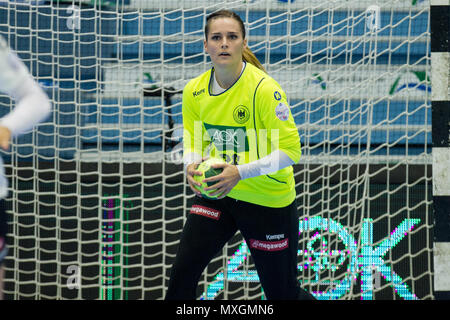 Gummersbach, Deutschland. 02nd June, 2018. goalkeeper/goalie Isabell ROCH (GER), with Ball, single action with ball, action, half figure, half figure, handball European Championship Qualifiers, Group 6, Germany (GER) - Turkey (TUR) 40:17, on 02.06.2018 in Gummersbach/Germany. | usage worldwide Credit: dpa/Alamy Live News Stock Photo