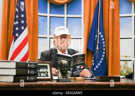 Replica of the Oval Office and Resolute Desk in the Lyndon Baines ...