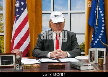 Replica of the Oval Office and Resolute Desk in the Lyndon Baines ...