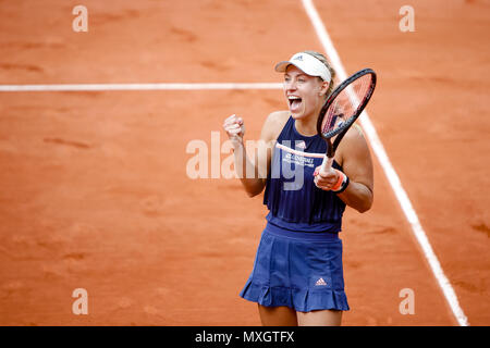 Paris, France. 4th June, 2018. Angelique Kerber of Germany makes her way into the Quarterfinals at Day 9 at the 2018 French Open at Roland Garros. Credit: Frank Molter/Alamy Live news Stock Photo