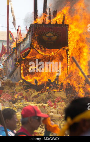 Xigang, Taiwan, 4 June, 2018: Members of temple associations from across Taiwan march past the King Boat as it is being burned in a three-yearly daoist ritual to cleanse the area of Xigang in southern Taiwan from pestilence and bad spirits that ends with the burning of the boat. Credit: Perry Svensson/Alamy Live News Stock Photo