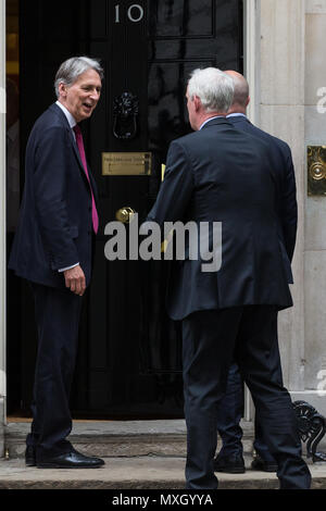 London, UK. 4th June, 2018. Philip Hammond MP, Chancellor of the Exchequer, greets Leo Quinn, Group Chief Executive of Balfour Beatty, as leaders of some of the UK's largest businesses arrive at 10 Downing Street for a Business Advisory Council meeting during which Prime Minister Theresa May and Government Ministers would provide them with an update regarding Brexit talks. Credit: Mark Kerrison/Alamy Live News Stock Photo