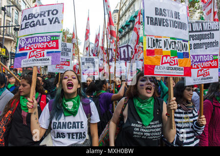 Buenos Aires, Argentina. 4th Jun, 2018. Demonstrators participate in the march 'Ni una menos' (Not one less) against sexist violence and claim for decriminalisation of abortion in Buenos Aires (Argentina) on June 4, 2018. Credit: Nicholas Tinelli/Alamy Live News Stock Photo