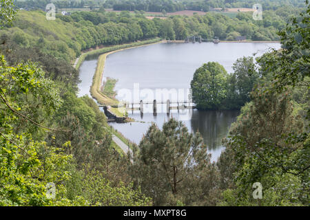 Nantes-Brest canal (left) and the run off from the Lac de Guerlédan barrage, Mûr-de-Bretagne, Côtes-d'Armor, Brittany, France. Stock Photo